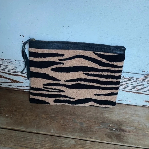 NWOT  Cleobella Animal Print Textured Clutch - Picture 6 of 7